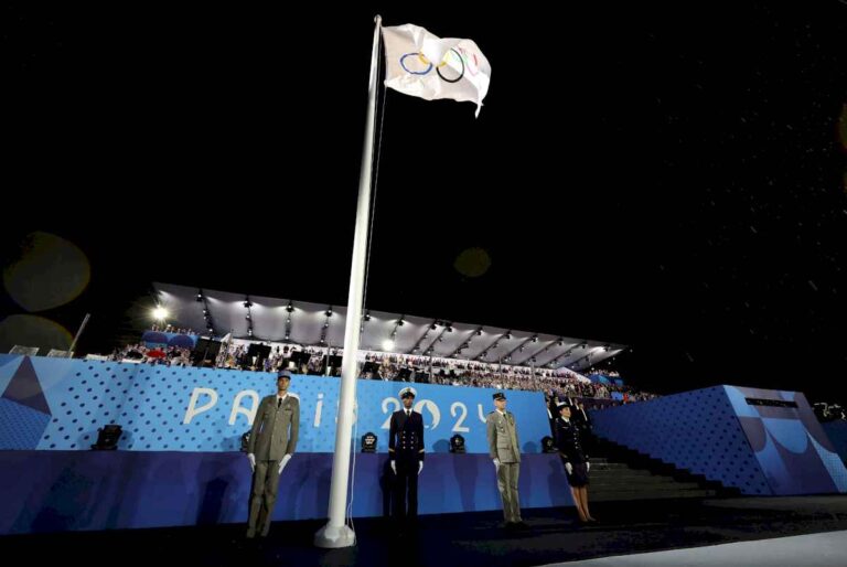 el-insolito-error-con-la-bandera-olimpica-en-la-ceremonia-inaugural-de-paris-2024