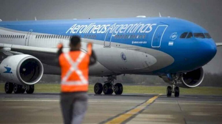 aerolineas-argentinas-recorto-1.500-empleos-y-redujo-su-deficit-en-un-70%