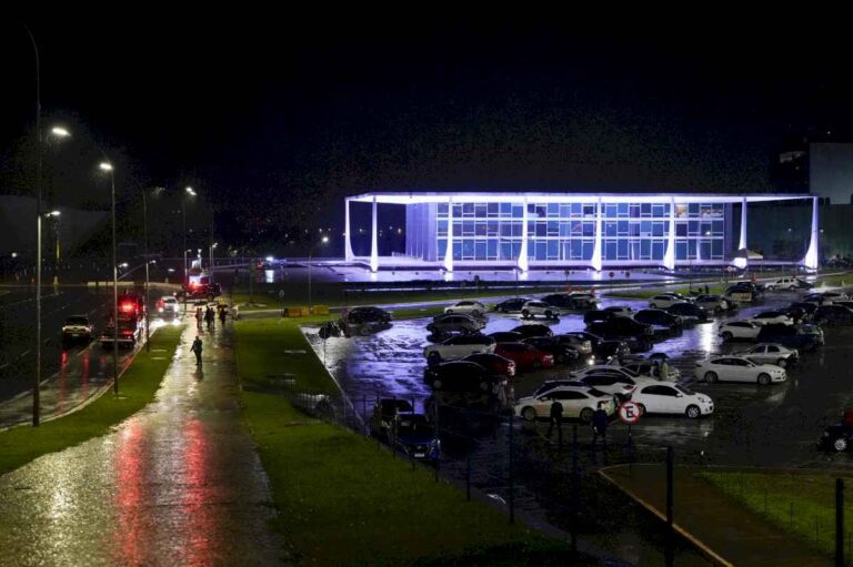 fuerte-operativo-en-brasil-tras-dos-explosiones-en-la-plaza-de-los-tres-poderes-que-dejaron-un-muerto