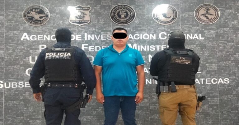 Detienen en Zacatecas a hombre que transportaba 53 migrantes en una caja de tráiler