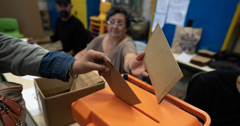 Abren los colegios electorales en Uruguay en la segunda vuelta de las presidenciales
