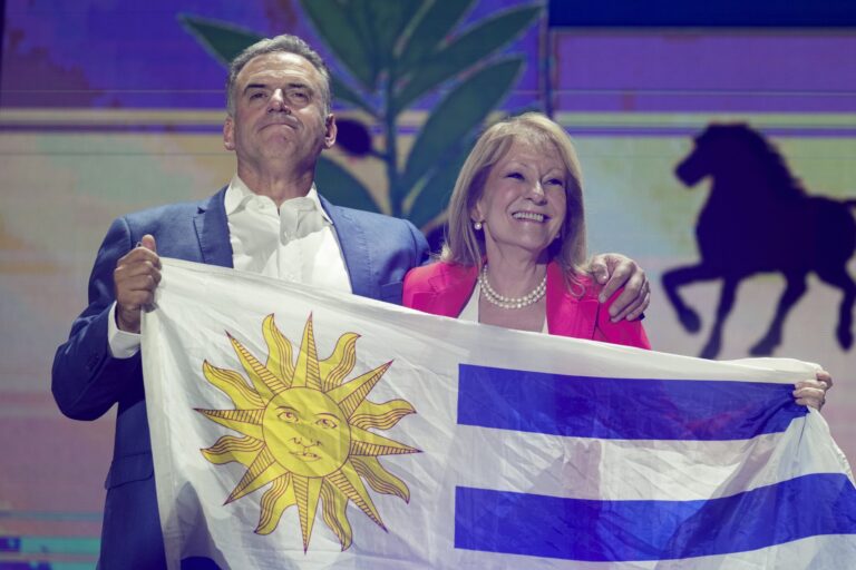 Yamandú Orsi ganó el balotaje frente al candidato de Lacalle Pou: la izquierda volverá al poder en Uruguay