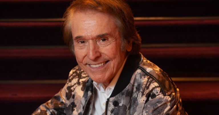 Julio Iglesias le envió un mensaje de aliento a Raphael: «Has estado en muchas guerras y todas las has ganado»