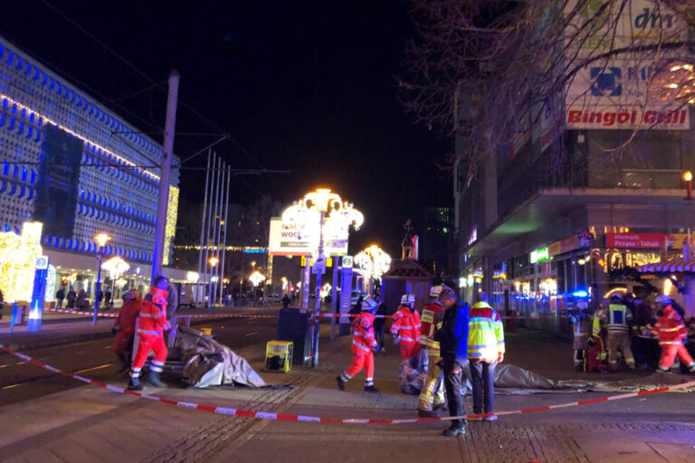 Un auto se incrustó en un mercado navideño en Alemania dejando varios muertos