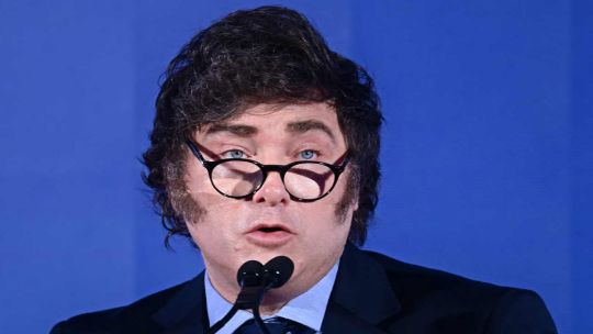 Dólar: Milei dio pistas sobre qué pasará con la devaluación mensual y el cepo cambiario en 2025