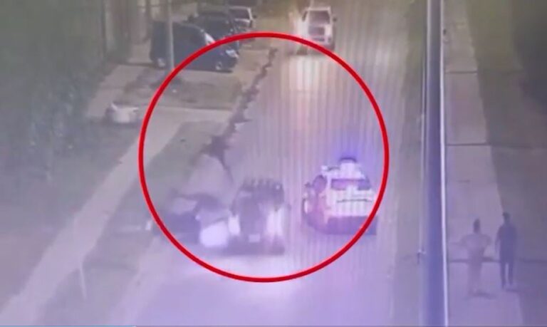 Delincuentes que huían tras cometer una entradera, chocaron a dos policías a bordo de una moto