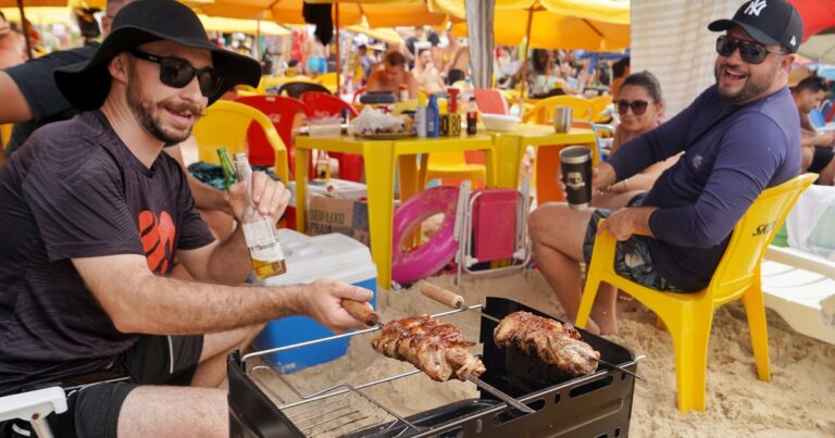 Argentinos en Brasil: los pagos son en pesos y a través de las app