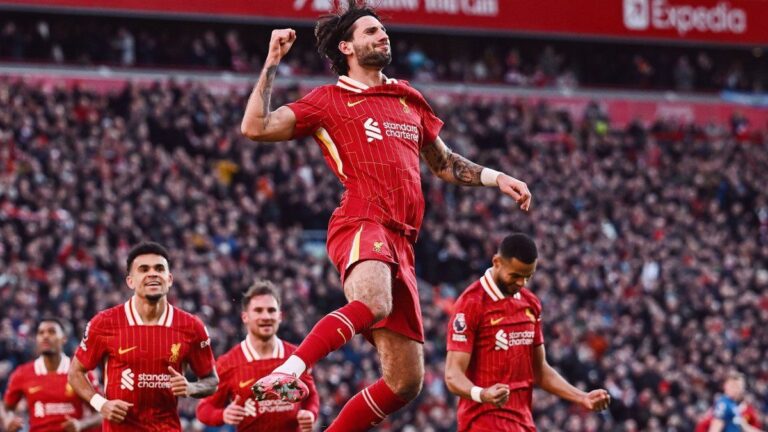 Liverpool va por todo: goleó y sigue en lo más alto de la Premier League