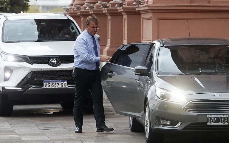 Karina echó a Serenellini de la secretaría de Prensa