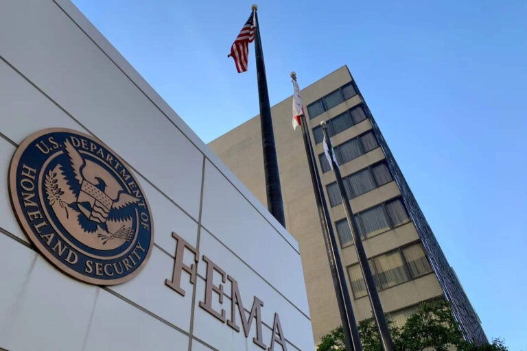 Despidieron a cuatro empleados de FEMA por brindar alojamiento a inmigrantes ilegales