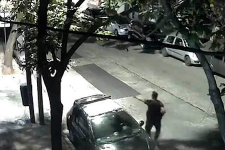 Un policía disparó 17 tiros para intentar frenar a ladrones que robaron un auto