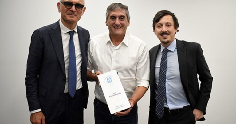 El equipo europeo que visitó el Monumental y compartió un emotivo momento con Francescoli