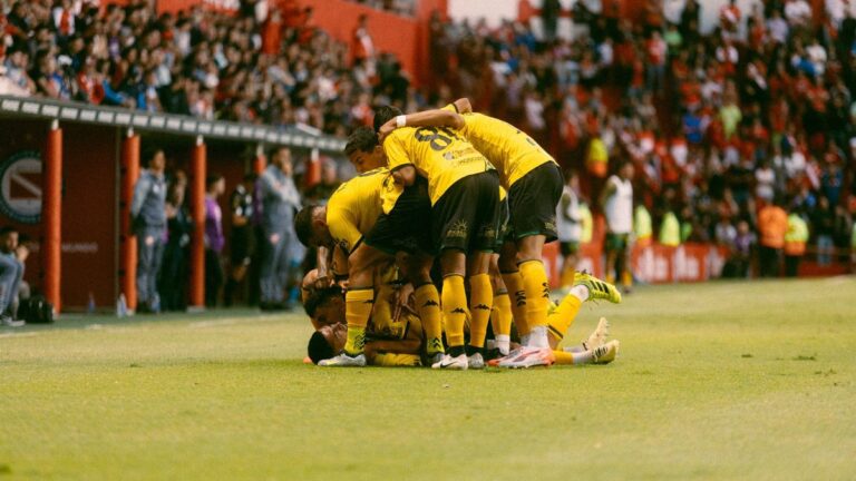 Aldosivi dio el golpe ante Argentinos, que puso en peligro su liderazgo