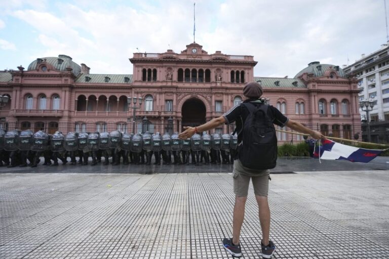 Tiran piedras a la Casa Rosada y el gobierno sale a agitar el fantasma del 2001
