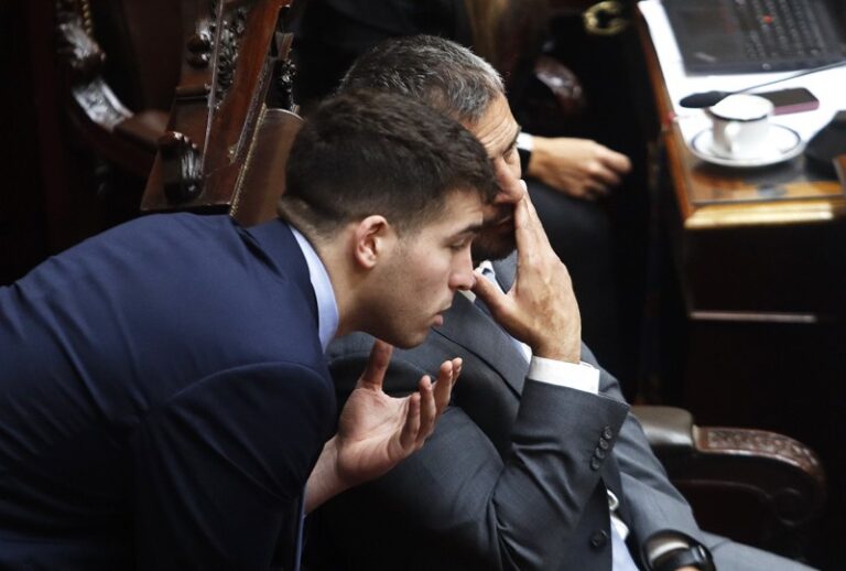 Interna entre los karinos: Sharif Menem le interviene la caja a Pilar Ramírez