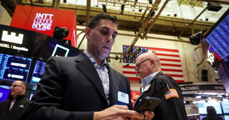 Tras el anuncio de Caputo, suben los bonos argentinos en Wall Street