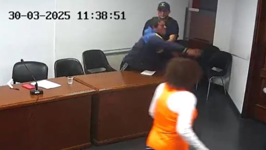 Un preso atacó a un juez en Río Negro: lo mojó con agua, le tiró un micrófono y le quebró un dedo