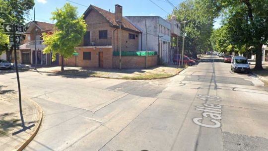 Robo en La Plata: tres ladrones ataron a una pareja de jubilados y les sacaron más de mil dólares