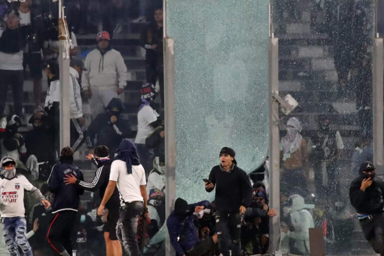 Luego del partido con Fortaleza, la ANFP impone duras sanciones a hinchas de Colo Colo