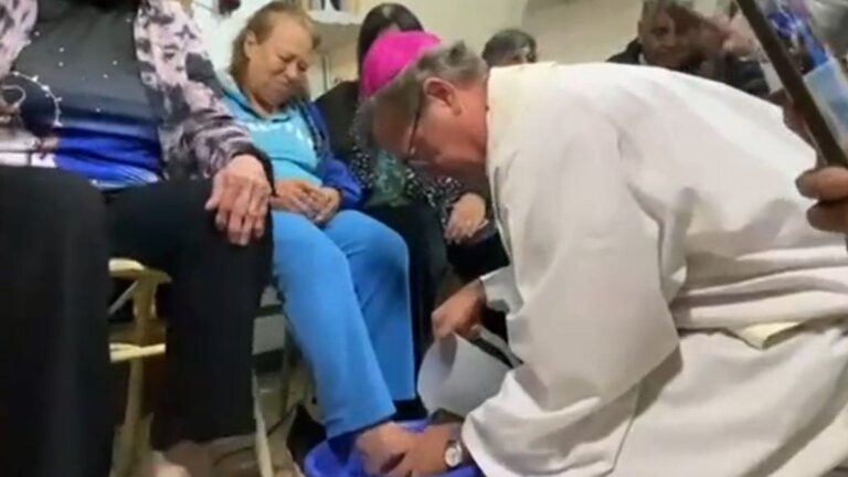 Emotivo gesto de la Iglesia: lavaron los pies de jubilados y reclamaron una jubilación digna