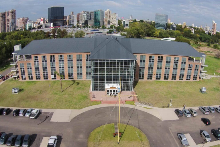 Una jovende la Armada sufrió una grave lesión en la cabeza y hay 9 detenidos