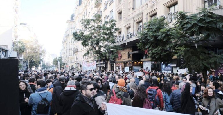 Cultura. Abrazo al INT: el teatro no se calla