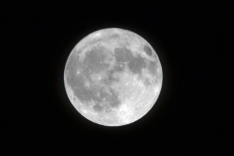 La Luna, en riesgo: la NASA advierte por un asteroide que chocaría contra el satélite de la Tierra