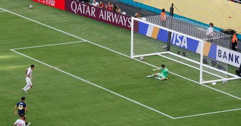 Video: penal de Palacios a Otamendi sancionado por VAR y gol de Di María