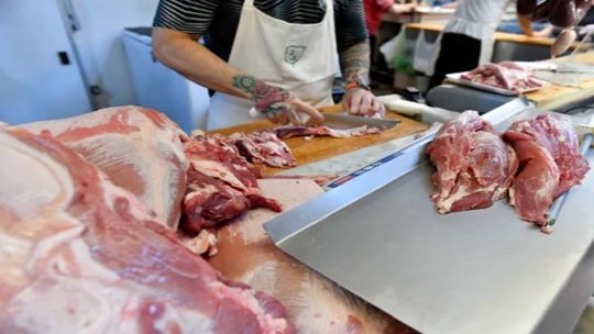 Chau asado: el pollo y el cerdo superan ampliamente al consumo de carne vacuna en Argentina