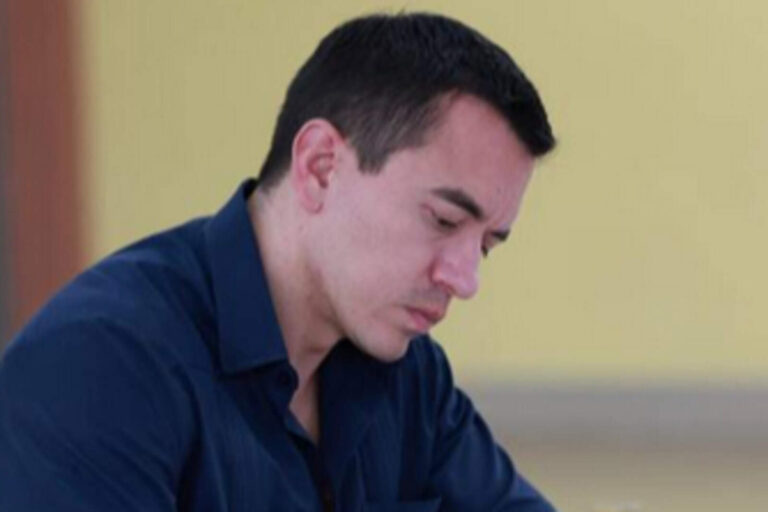 El presidente Noboa restringió seguros privados y autos de lujo en el sector público