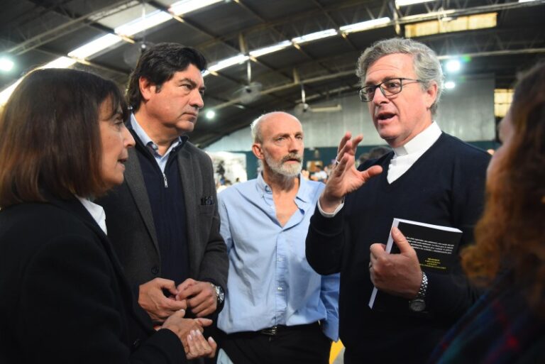 Jueces, curas y referentes sociales se reunieron con personas sin techo en un parador de Once