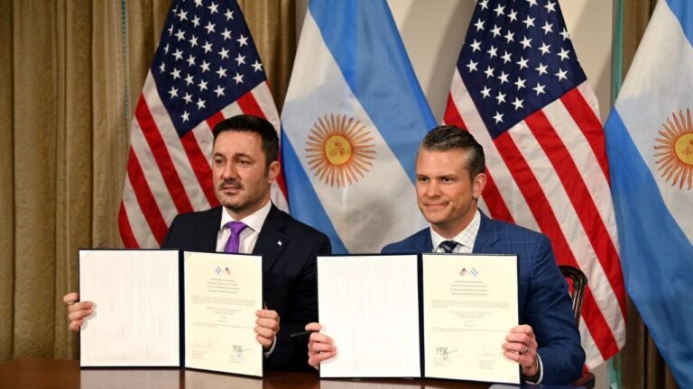 Luis Petri selló un acuerdo estratégico para modernizar las Fuerzas ArmadasI