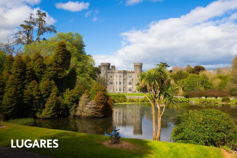 La antigua ciudad europea de las playas más anchas, entre castillos, pubs y murallas medievales