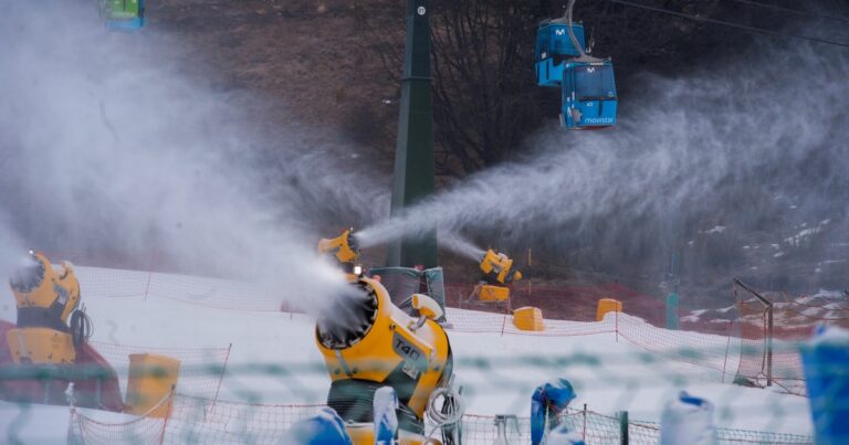 Nieve artificial en los centros de esquí: cómo funcionan las máquina para combatir la sequía y atraer a los turistas