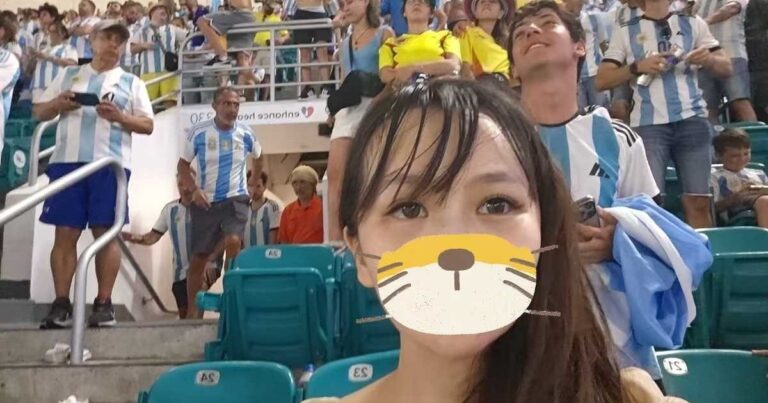 Como en un cuento de fútbol: una joven china no para de ir a la cancha en Argentina para encontrar a su héroe anónimo