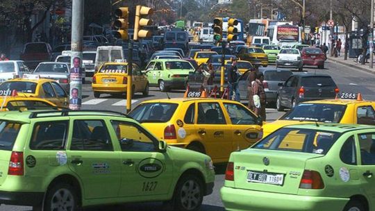 Transporte en Córdoba: el municipio exige a taxistas cumplir con el seguro pese a la crisis de las aseguradoras