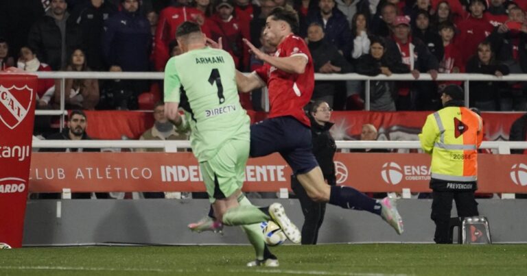 Video: el choque entre Armani y Mazzanti por el que todo Independiente pidió penal