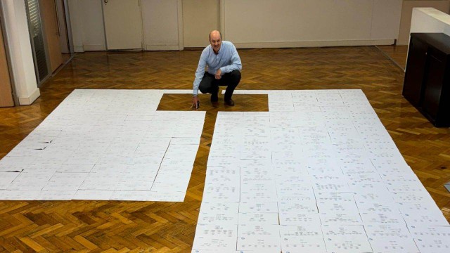 Sturzenegger graficó la estructura de Vialidad con un video y cientos de hojas: «Acá se va la plata»