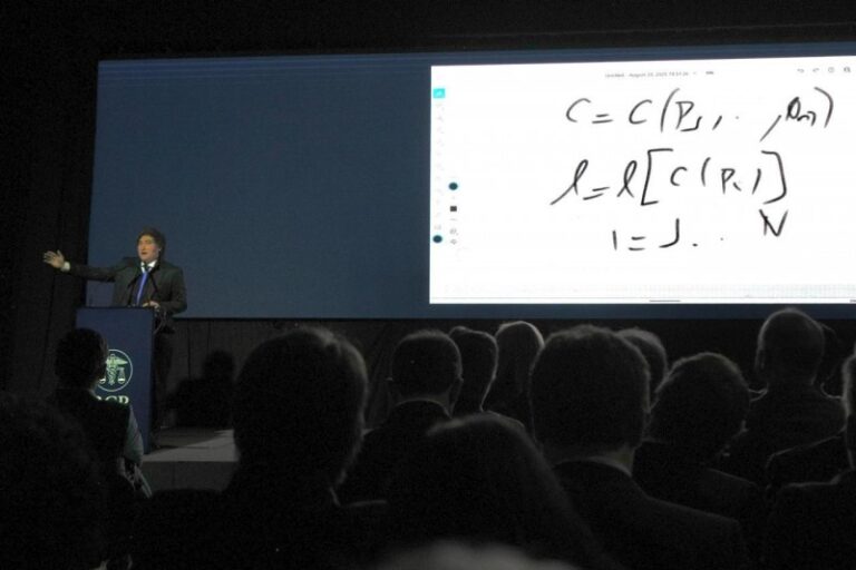 Un perturbado Milei evitó hablar del escándalo de las coimas