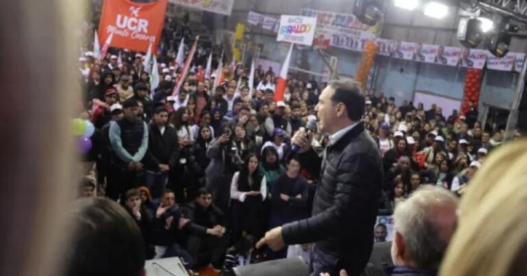 El gobernador de Corrientes recalentó el tramo final de la campaña e insultó a su rival peronista, al que tildó de «pelado, bocón, cu… sucio»