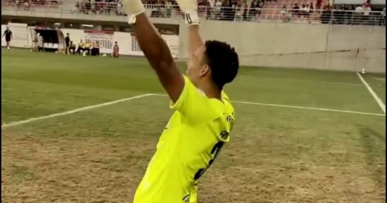 En dos minutos le expulsaron a su par de arqueros, un jugador de campo atajó todo el segundo tiempo y se lució con ocho tapadas