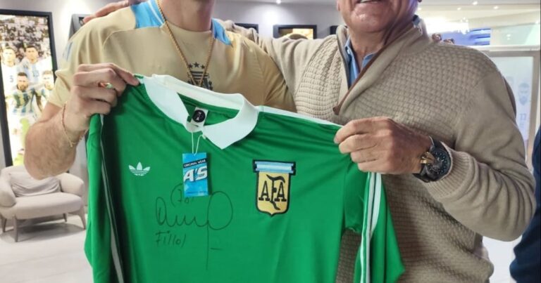 La foto de Dibu Martínez y Fillol antes de alcanzarlo en la historia de la Selección