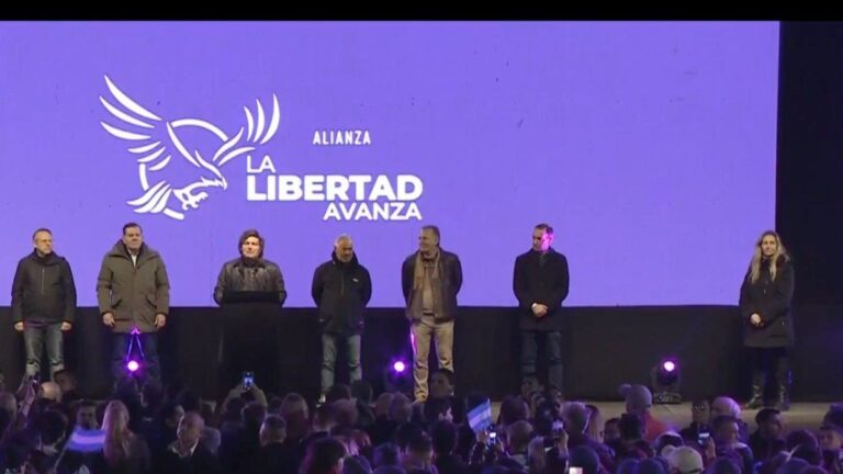 Entre tibios aplausos, Javier Milei saludó a su hermana en Moreno y denunció una «operación de desprestigio»