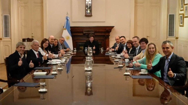Milei armará una mesa política con sus funcionarios más cercanos y convocará al diálogo con gobernadores