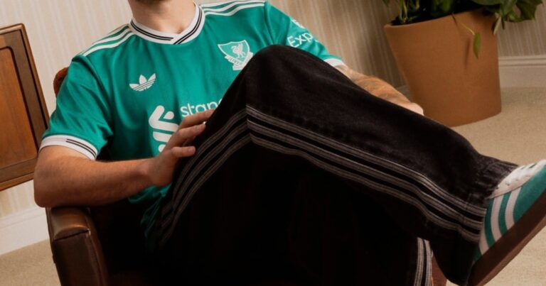 Mac Allister protagonista de la novedosa tercera camiseta del Liverpool