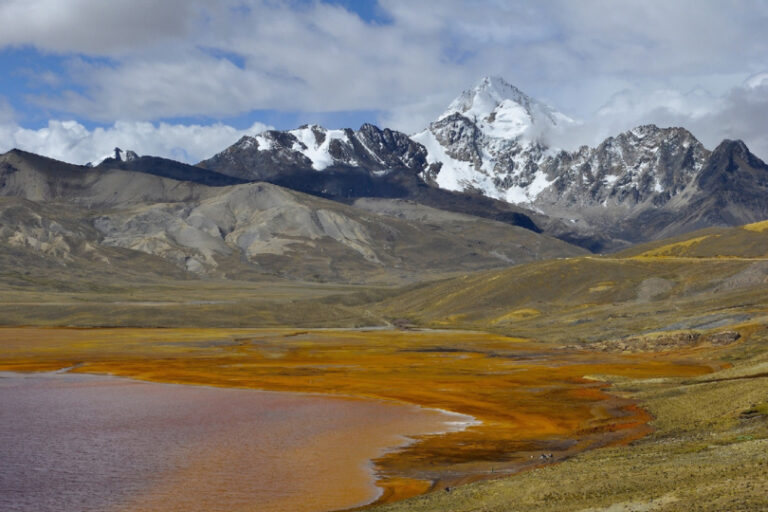 Bolivia: turista argentino murió al caer de 100 metros de altura mientras hacia trekking