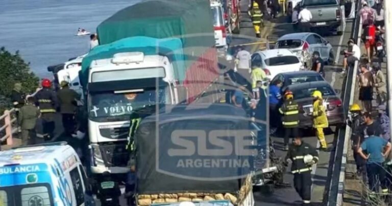 Impactante choque en cadena en el puente entre Chaco y Corrientes: hay heridos y un auto volcó al borde del precipicio