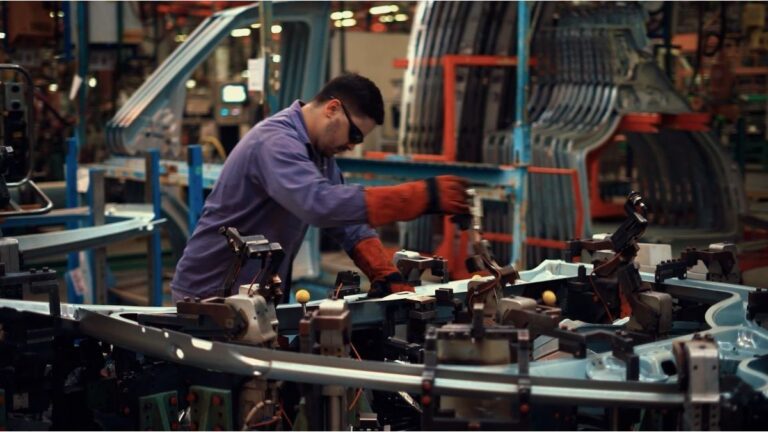 Empresas industriales en alerta: caen pedidos, se complica el crédito y casi no prevén crecimiento del empleo