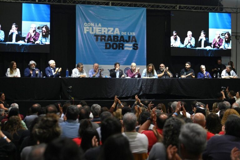 La Plata: Kicillof encabezó un acto junto a las centrales sindicales