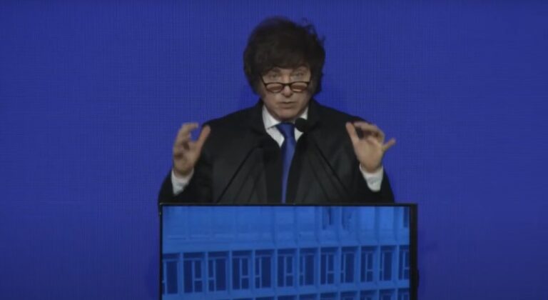 Milei dijo que destruyó «la falacia del pass through», justo cuando se dispara el precio de los alimentos